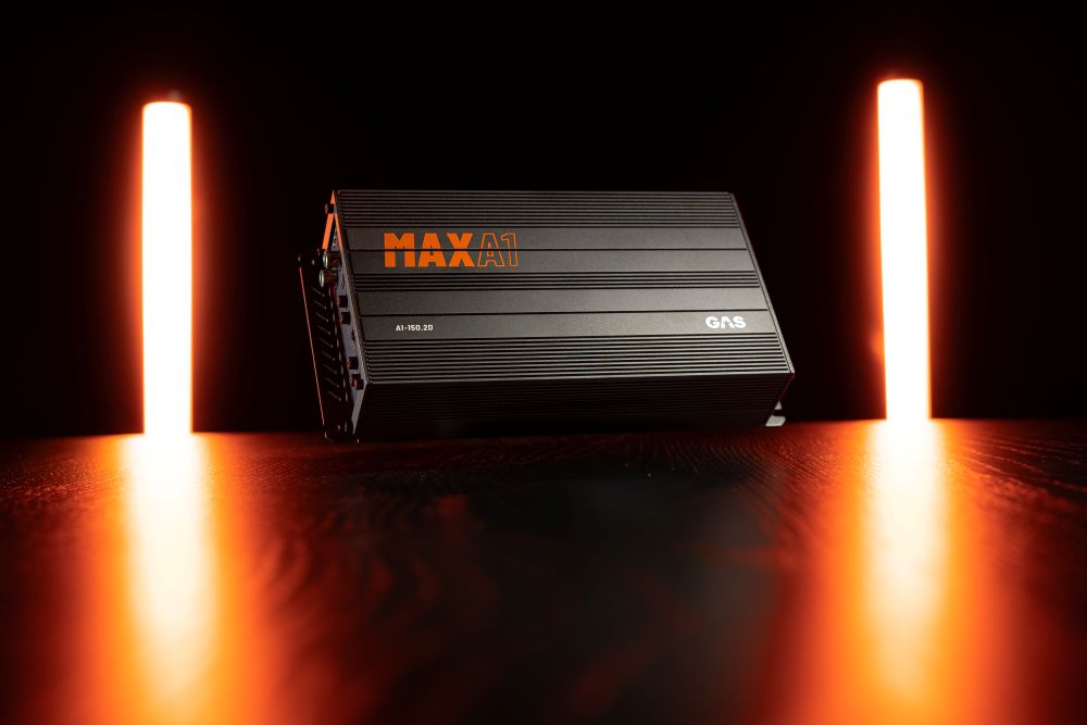 MAX A2-150.2D i showcase, orange lysen p&aring; vardera sida