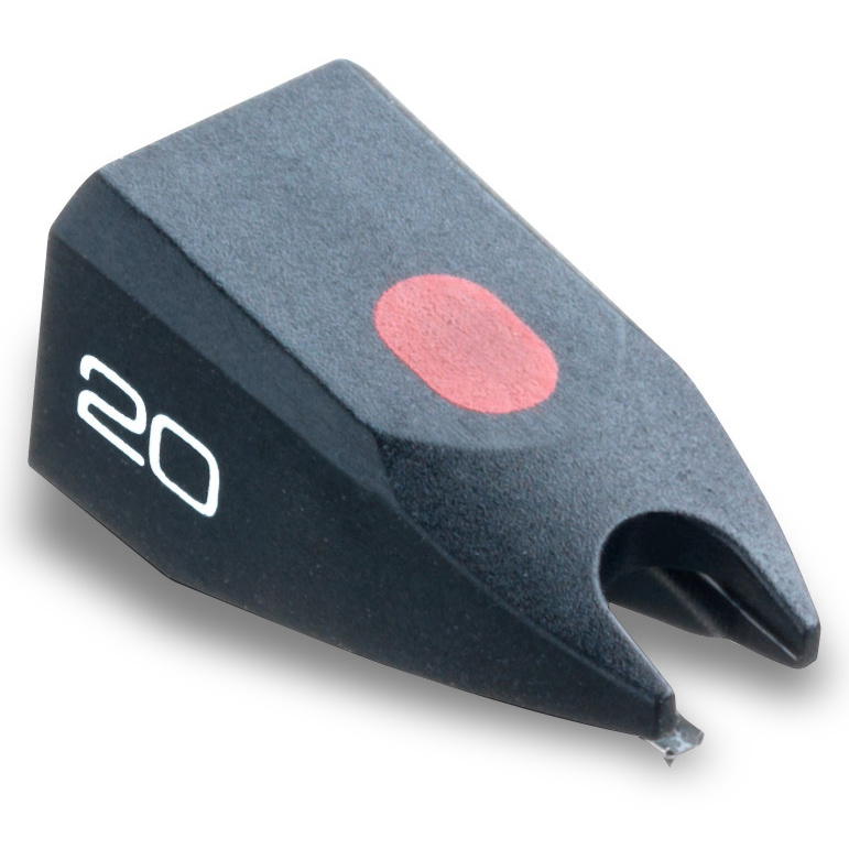 En svart nål med röda detaljer, märkt \\