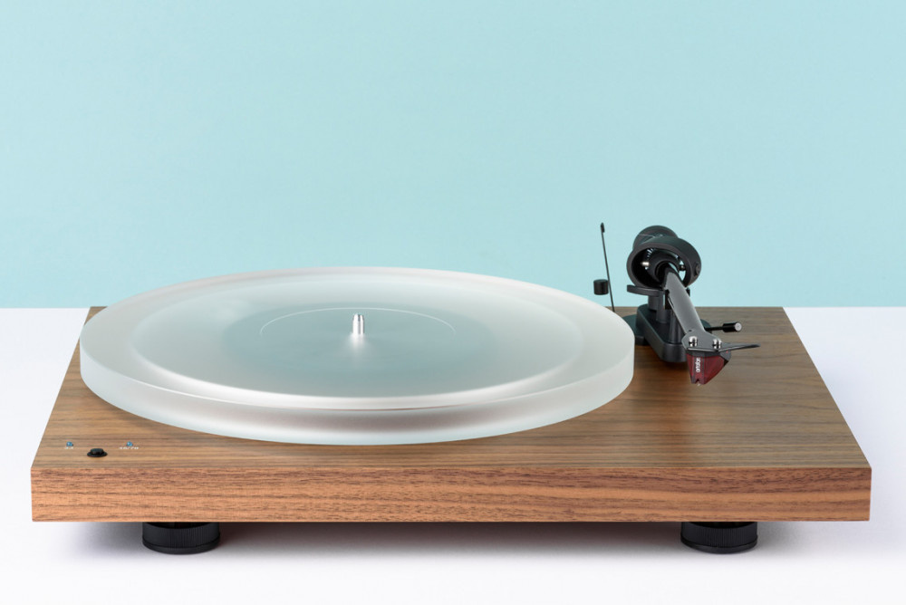 Pro-Ject Debut Carbon RecordMaster med 2M RED-pickup och digitalisering, pianovit