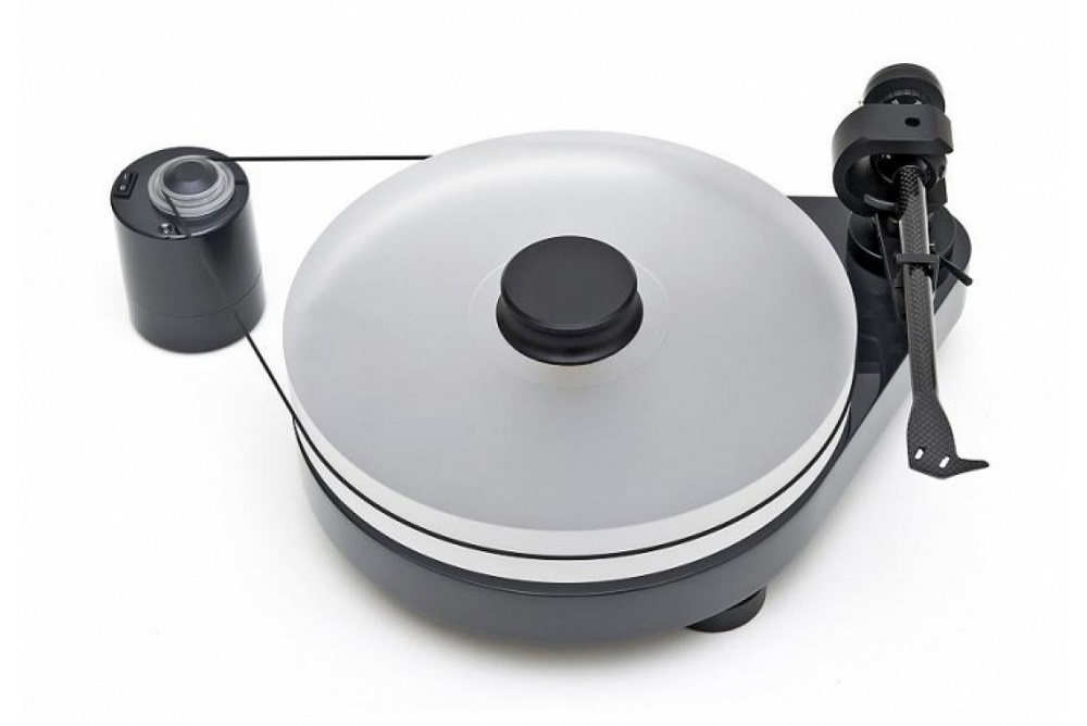 Skivspelare med slät mässingsplatta, svart design och tonarm.