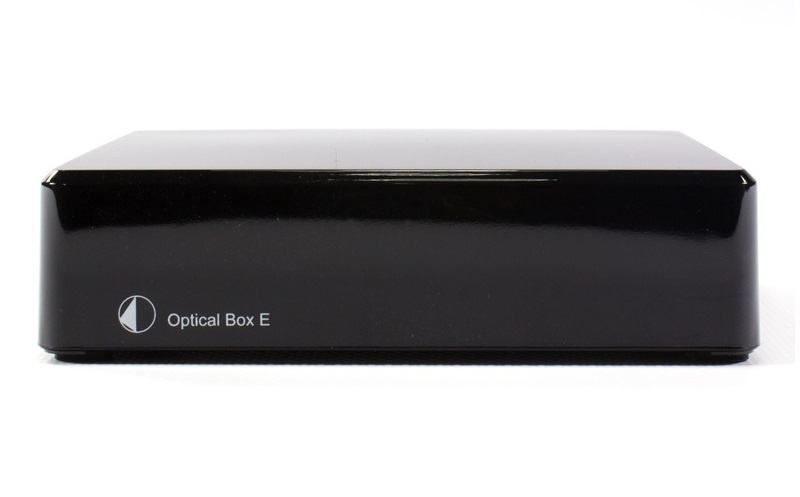 En svart RIAA-förstärkare med optisk utgång, modell Optical Box E.