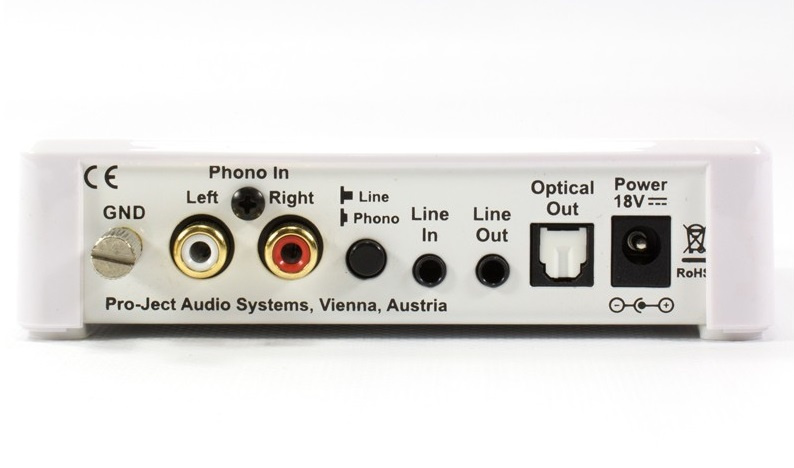 En vit RIAA-förstärkare med kontaktuttag för ljudanslutningar.