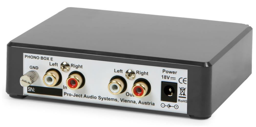 En svart RIAA-förstärkare med ingångar och utgångar för ljud.