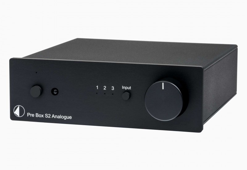 En svart ljudförstärkare med knappar och en volymkontroll.