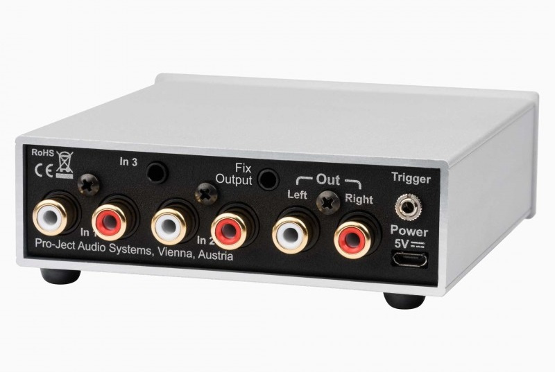 En silverfärgad ljudpreamp med flera ingångar och utgångar.