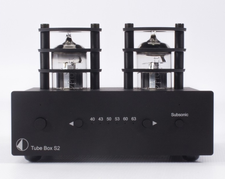 Svart RIAA-steg med två rör och kontroller för ljudinställningar.