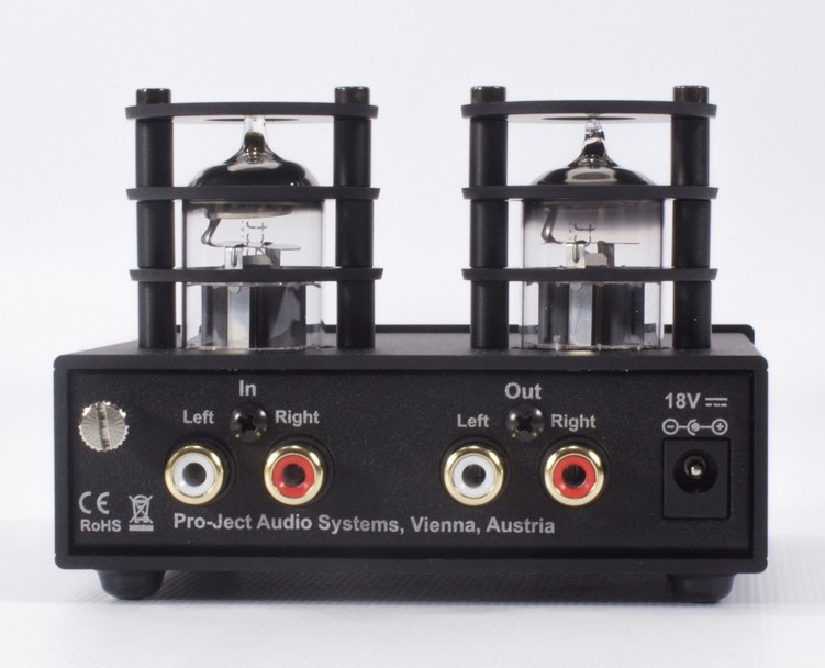 En svart RIAA-steg med rör och ingångar för ljudsignal.