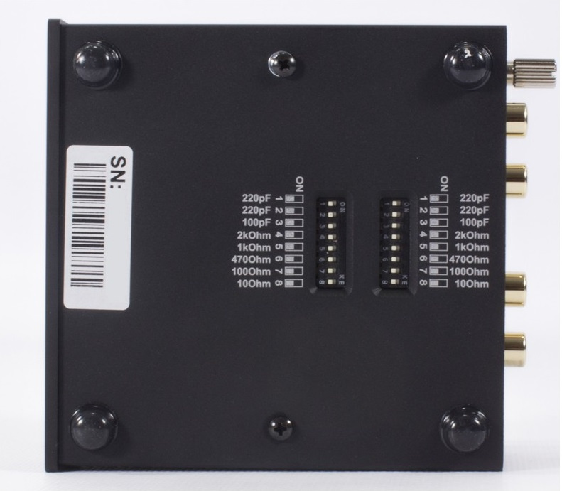 En svart RIAA-steg med inställningar för kapacitans och impedans.