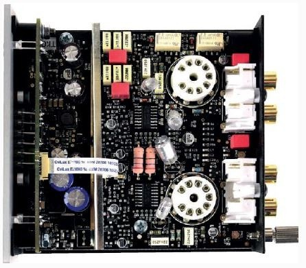 En elektronisk RIAA-steg med rör och olika komponenter.