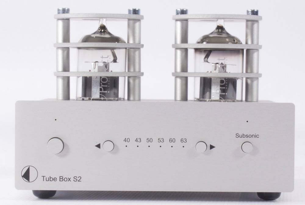 En silverfärgad förstärkare med rör och justeringsknappar.