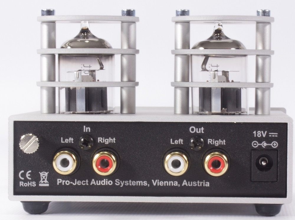 RIAA-steg med rör i silverfärgad design och anslutningar för ljudinput och output.