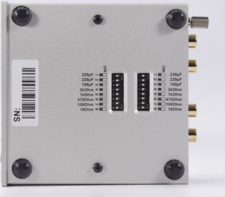 En silverfärgad RIAA-förstärkare med justerbara inställningar.