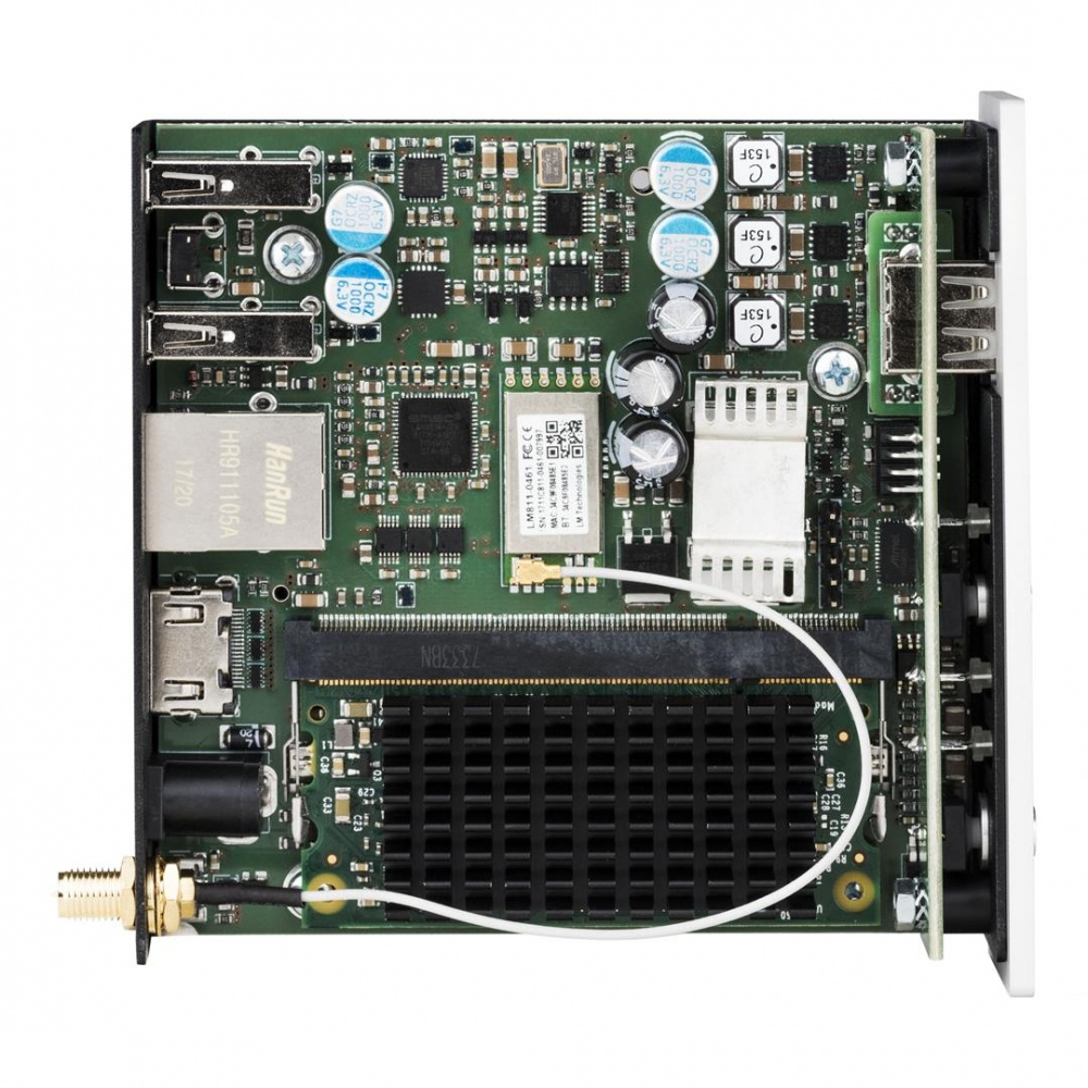 En kretskort med komponenter för nätverks-ljudbrygga.