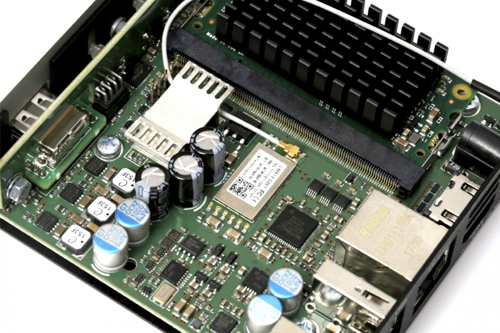 Kretskort med komponenter för nätverks-ljudbrygga.