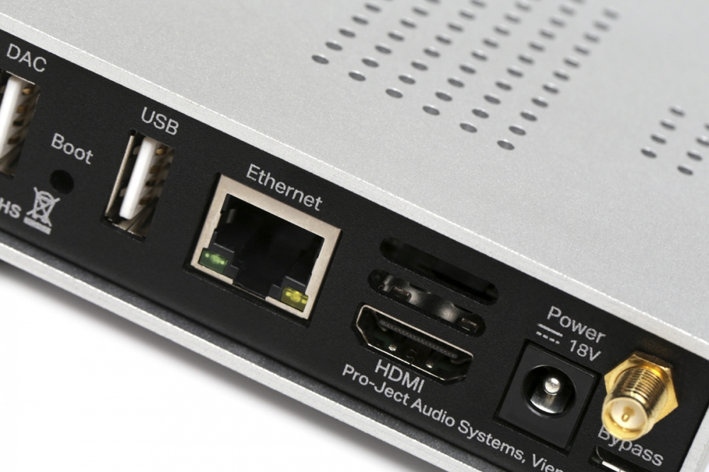 Nätverks-ljudbrygga med olika anslutningar och portar. Silverfärgad design.