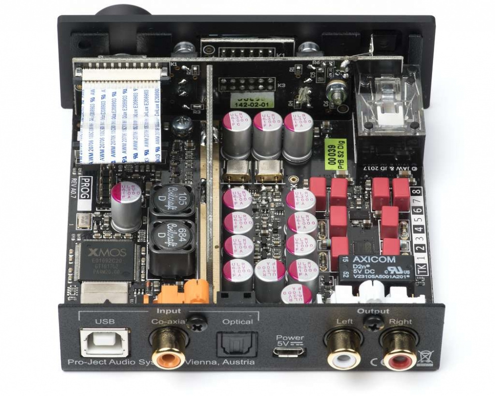 Kretskort med komponenter för ljudhantering och anslutningar.