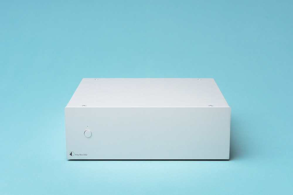 En silverfärgad ljudförstärkare med enkel design.