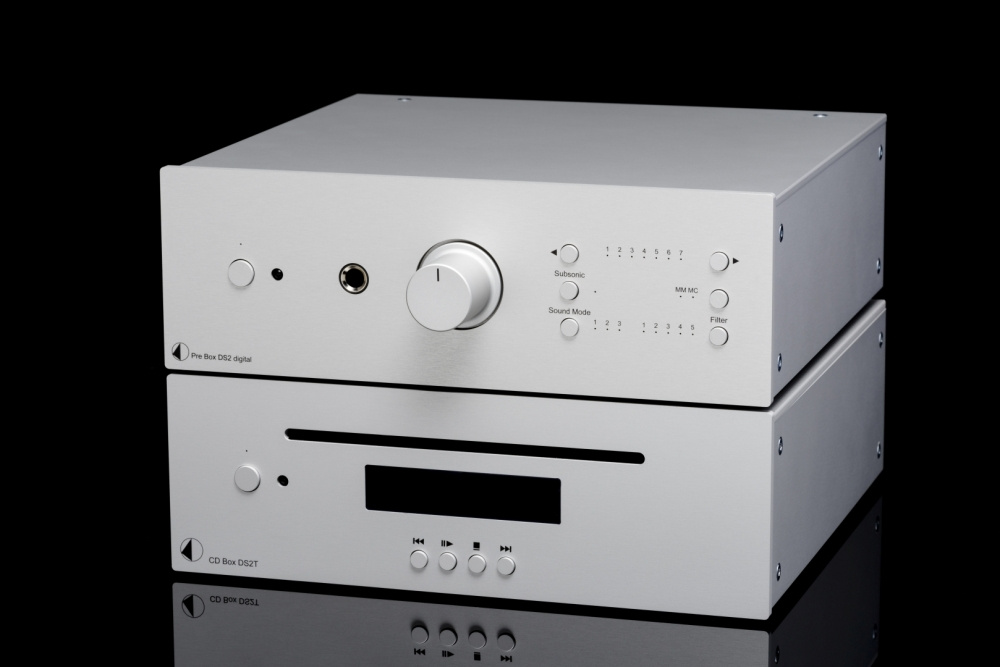 En silverfärgad CD-transport och digital förstärkare med olika kontroller.