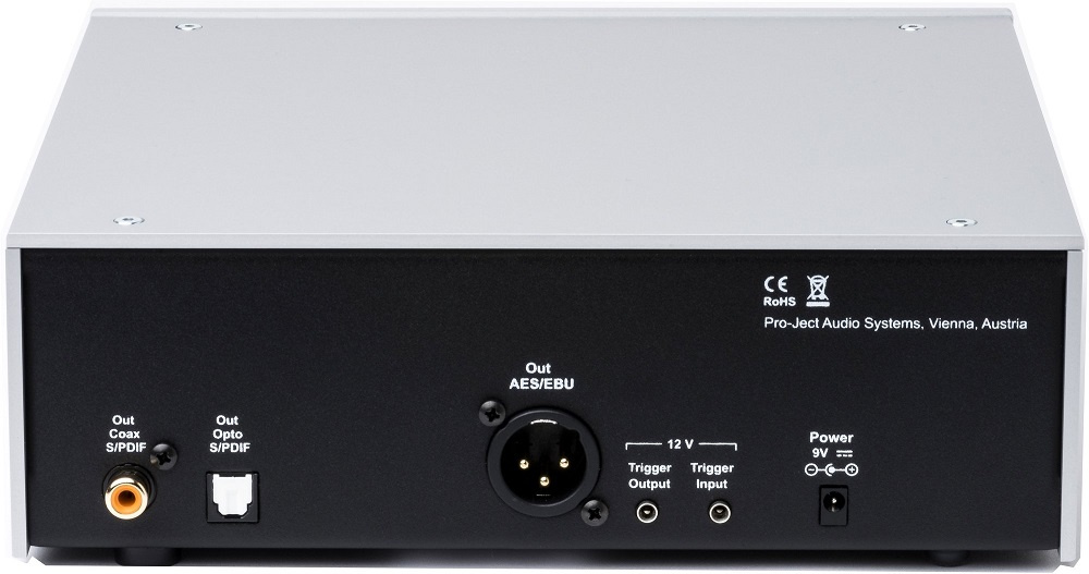 En bakpanel med uttag för ljud och ström, silverfärgad design.