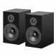 Pro-Ject Speaker Box 5 Piano Black Två svarta högtalare med klassisk design och synliga detaljer för ljud.