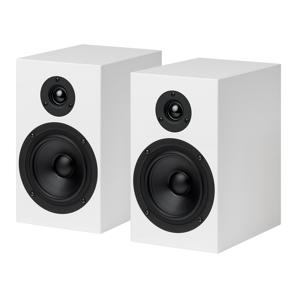 Två vita högtalare med en rund bas- och diskantelement.