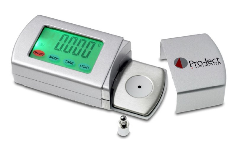 Våg med digital display och tillbehör för precisionsmätning.