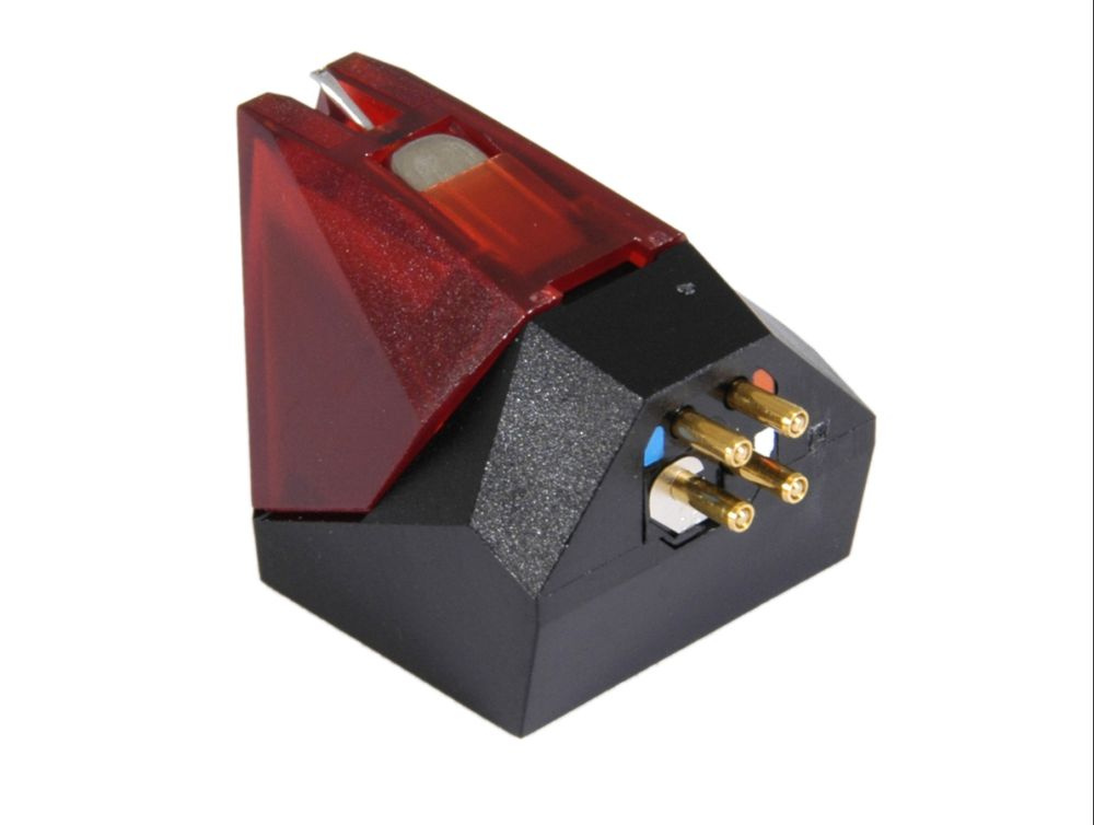 En röd och svart MM-pickup med kontakter och diamantnål.