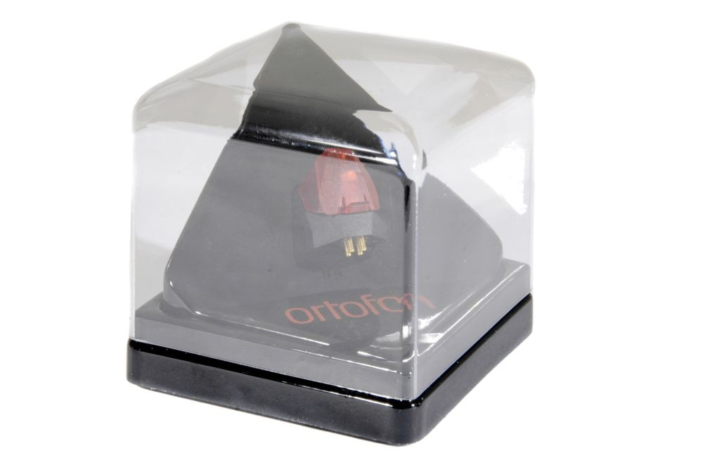 En Ortofon 2M Red MM-pickup i skyddande plastförpackning.