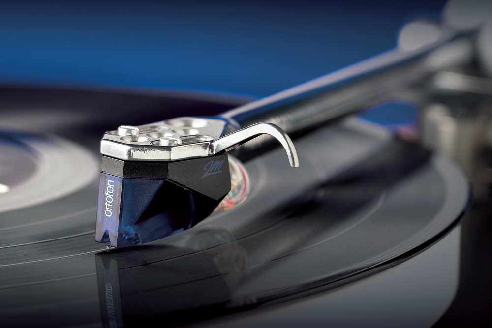 En pickup plockar upp ljud från en vinylskiva.