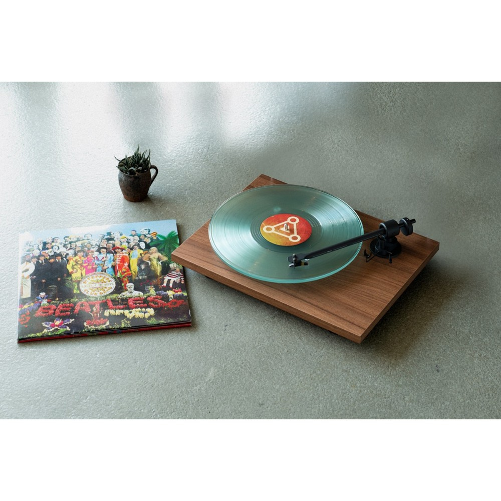 Pro-Ject T1 EVO skivspelare med OM10-pickup, valnöt