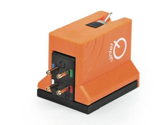 En orange lättvikts fonokartläggare med anslutningar.