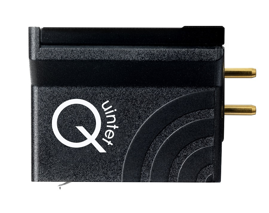 En svart skivspelare med guldkontakter och logotyp.