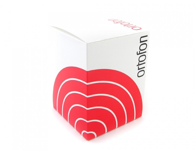 Vit låda med röd grafik och texten \\