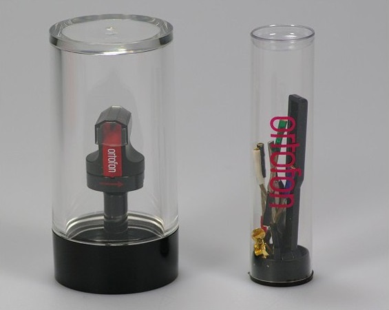 Två cylindriska behållare, en med en pickup och en med tillbehör.