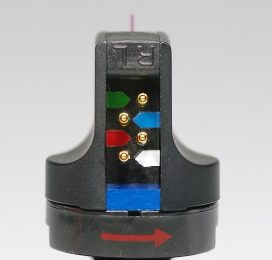 En MC-pickup med flera anslutningsstift och färgkodade indikatorer.