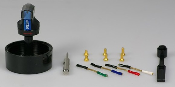 En pickup och tillbehör för installation och anslutning.