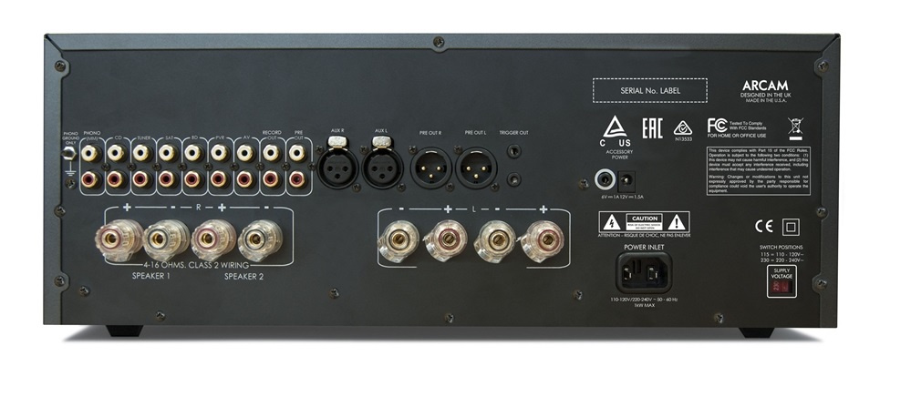 Baksidan av en förstärkare med ingångar och utgångar för ljudanslutningar.