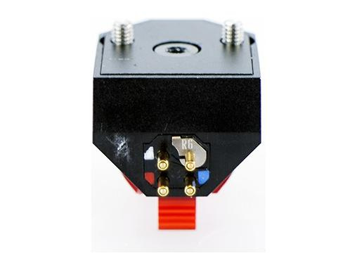 En pick-up med svart och röd design, synliga anslutningar under.