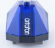 Ortofon 2M Blue Verso MM-pickup En blå MM-pickup med diamantform och logotypen \\