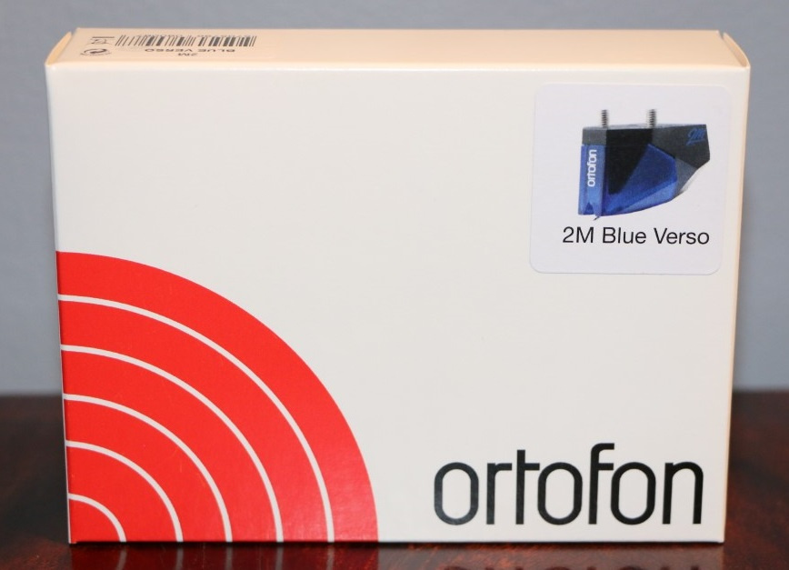 En vit förpackning med röd design och en etikett för Ortofon 2M Blue Verso.