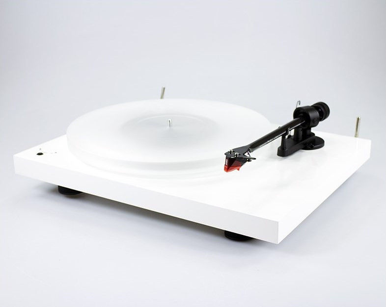 Pro-Ject Debut Carbon Esprit DC SpeedBox med 2M Red, pianolackad skivspelare