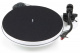 Pro-Ject RPM 1 Carbon utan pickup En skivspelare med svart mattplatta och arm i kolfiber.