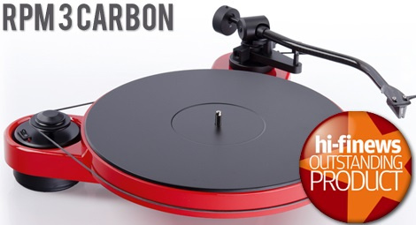 En röd skivspelare med elegant design och kvalitetselement.