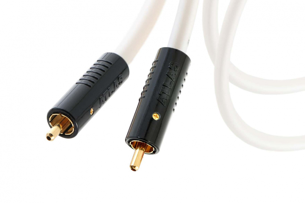 En subwooferkabel med guldpläterade kontakter och vit isolering. 5 meter lång.