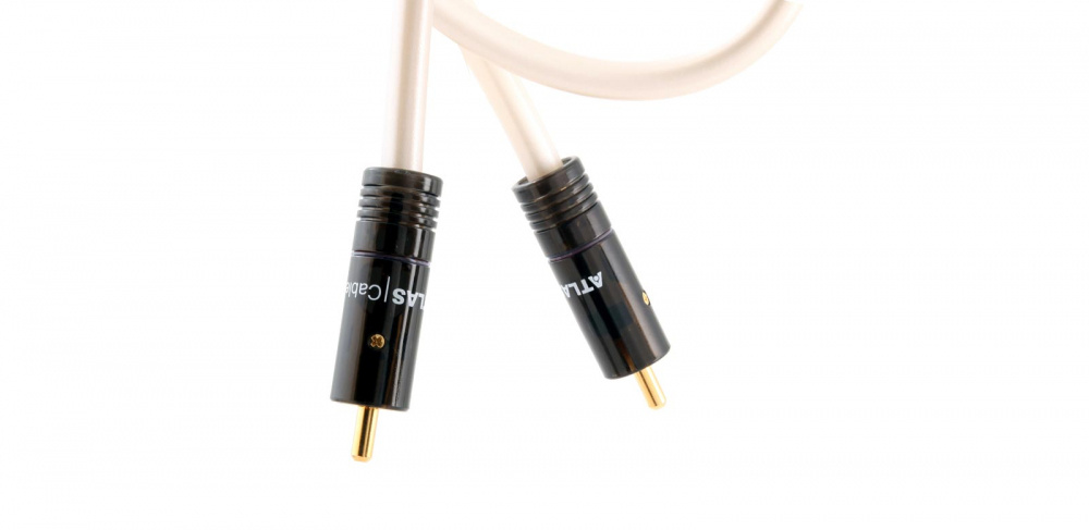 En 10 meter lång subwooferkabel med RCA-kontakter.