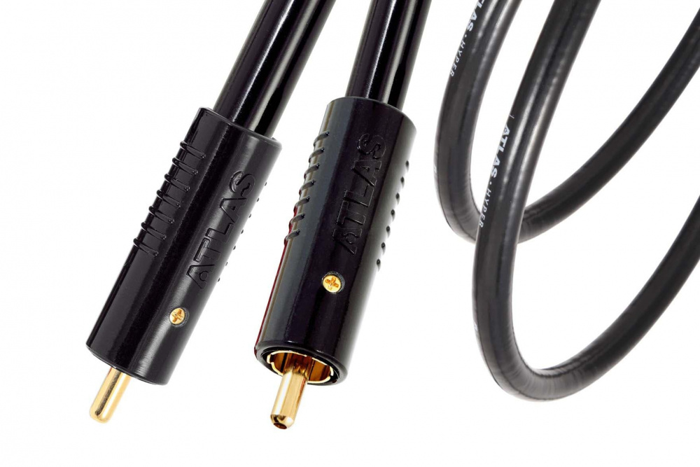 Svart subwooferkabel med guldpläterade kontaktstift.