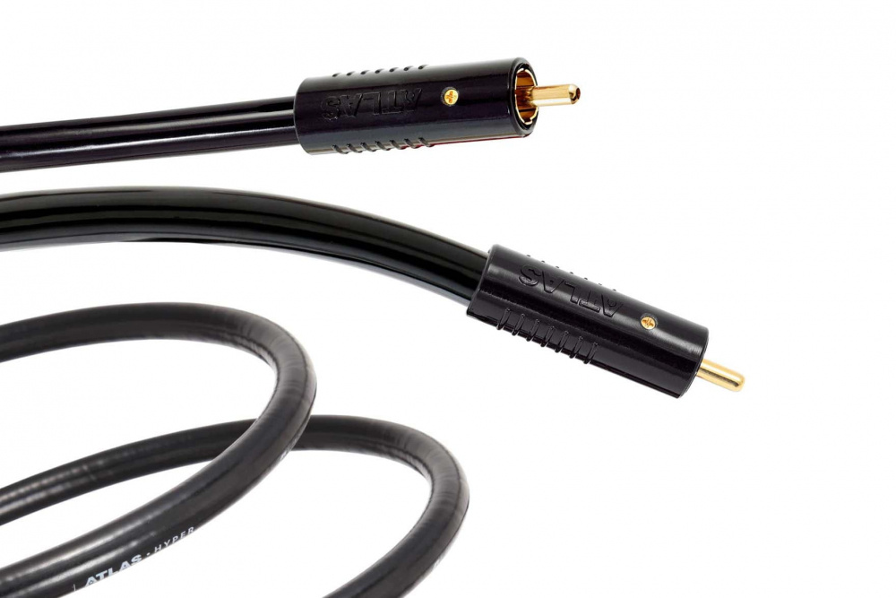 Svart subwooferkabel med guldpläterade kontaktdelar.