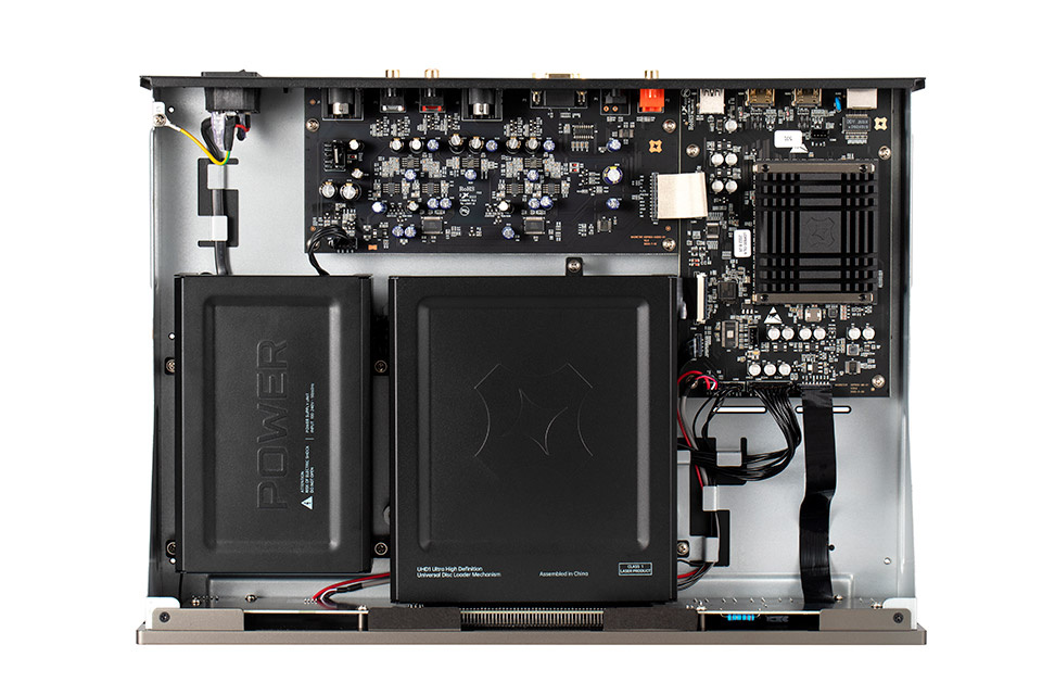 En insida av en elektronisk enhet med komponenter och kretskort.