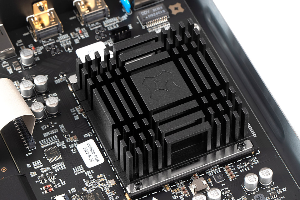 Kylfläns på kretskort, detaljerad elektronikkomponent.