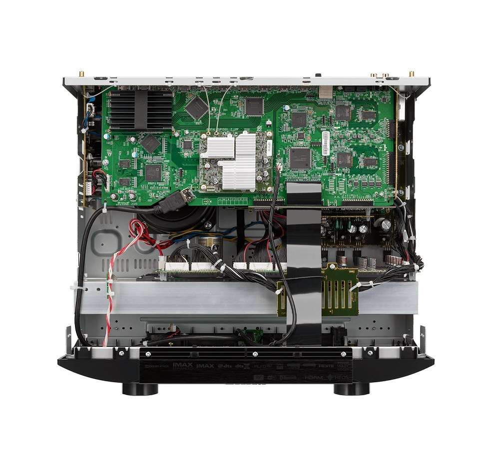 Visar insidan av Marantz AV7706 med grön kretskort, kablar och komponenter.